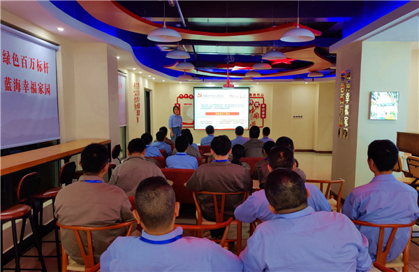 舟山煤電公司班組政治宣傳員以講黨課形式宣講。 張旭 攝.jpg