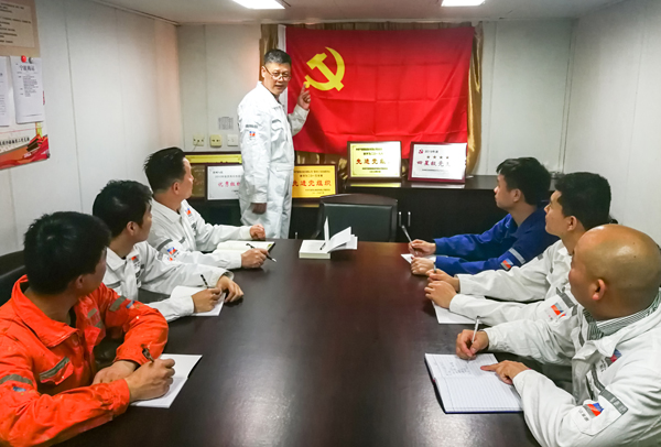 4月20日，浙能集團(tuán)所屬寧波海運(yùn)“明州76”輪黨小組組織開展面向船舶黨團(tuán)員和群眾的黨史主題政治宣講。 屠添榮 攝x.jpg