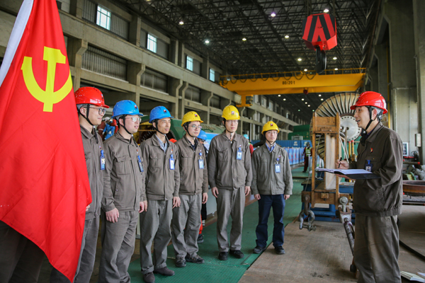 4月20日，浙能集團(tuán)所屬長興發(fā)電公司政治宣傳員楊曉權(quán)在A修現(xiàn)場開展政治宣講。方磊 攝x.jpg