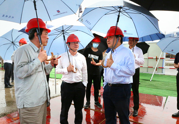 省人大常委會黨組副書記、副主任李衛(wèi)寧（右一）調(diào)研浙能樂清電廠三期項目。 樓瑋瑤 攝.jpg