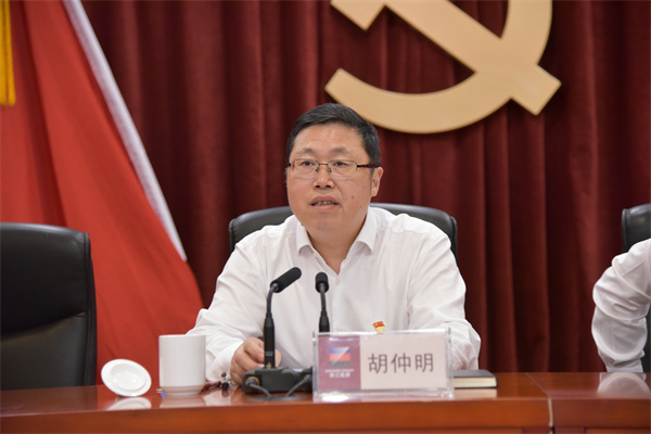 集團(tuán)黨委書記、董事長(zhǎng)胡仲明上專題黨課。 祝益軍 攝.jpg
