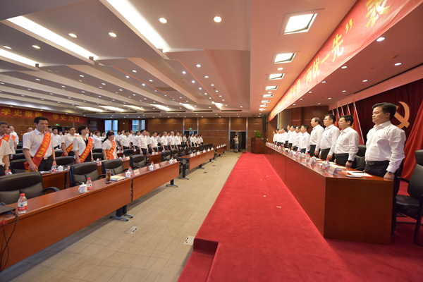 全場(chǎng)起立，奏唱國(guó)歌。 祝益軍 攝.jpg