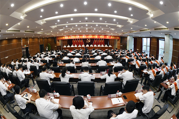 集團(tuán)黨委隆重召開慶祝中國(guó)共產(chǎn)黨成立100周年暨“兩優(yōu)一先”表彰大會(huì)。 朱將云 攝.jpg