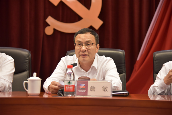 集團(tuán)黨委副書記、總經(jīng)理詹敏宣讀表彰文件。 祝益軍 攝.jpg