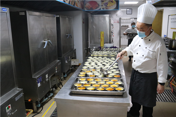 浙能物業(yè)余杭分公司全體動(dòng)員，為大廈職工提供晚餐。 賀鋼馗 攝.jpg