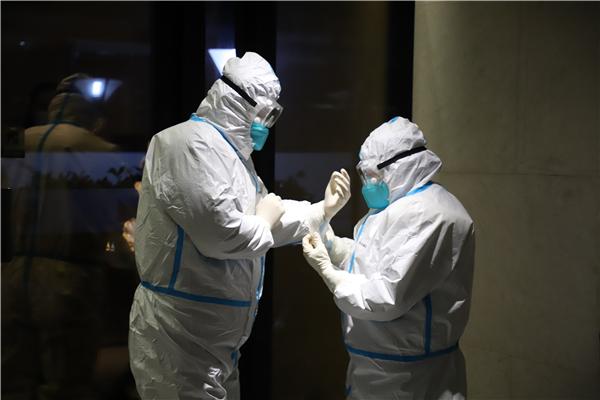 醫(yī)護(hù)人員化身暖心大白，守護(hù)人民健康。 殷夢(mèng)奇 攝.jpg