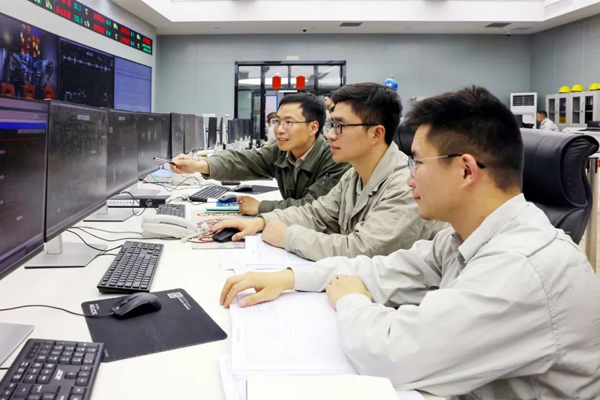 5x-浙能樂清發(fā)電公司技術(shù)人員緊盯5號機(jī)組操作界面，高效執(zhí)行指令，為機(jī)組安全運(yùn)行保駕護(hù)航。陳清瑜 攝.jpg