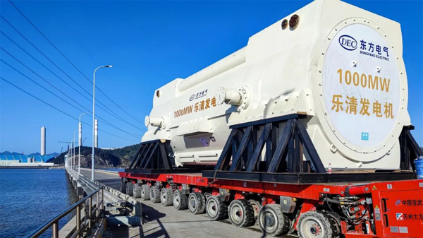 3x-浙能樂清發(fā)電廠 5號機(jī)組重達(dá)409噸發(fā)電機(jī)定子從碼頭運(yùn)輸施工現(xiàn)場場景。張立忠  攝.jpg