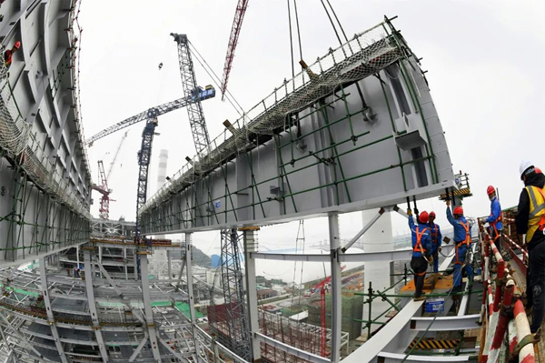 2x-浙能樂清發(fā)電廠三期6號機(jī)組吊裝重達(dá)158噸的鍋爐大板梁K4下梁。朱將云  攝.jpg